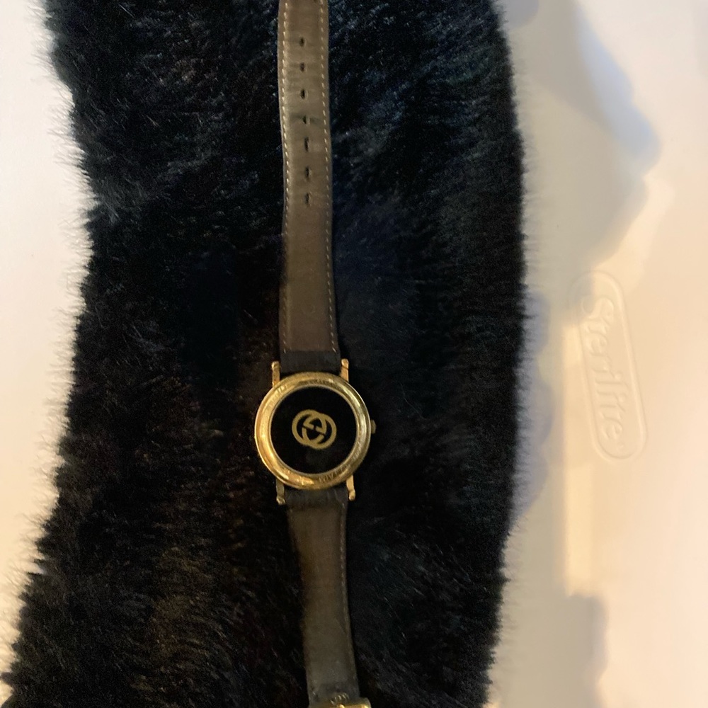 Authentic Gucci men’s watch. EUC. Leather strap. Beautiful!
